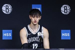 费尔南德斯：曾凡博是非常好的队友&很努力 他明天很有可能登场